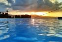La piscine à débordement et son coucher de soleil - Tartane, Martinique